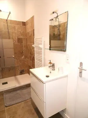 Salle de bains dans l'établissement Les Bons Enfants 2