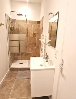 Salle de bains dans l'établissement Les Bons Enfants 2