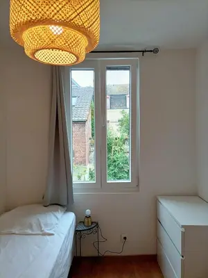 Un ou plusieurs lits dans un hébergement de l'établissement Maison spacieuse de 2 chambres avec cour