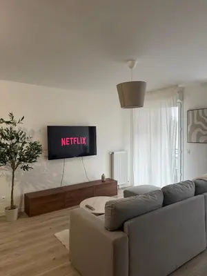 Télévision ou salle de divertissement dans l'établissement Cozy et élégant à 2 minutes de la Gare de Persan