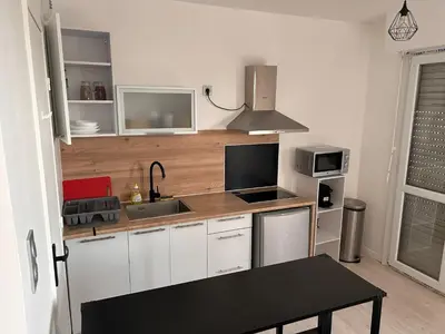 Cuisine ou kitchenette dans l'établissement Grand studio lumineux proche gare