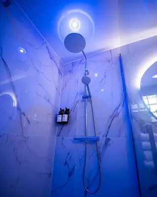 Salle de bains dans l'établissement Beautiful Skyline Suite 30 minutes from Paris!