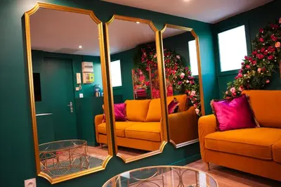 Coin salon dans l'établissement L'Instant Boudoir - Parenthèse élégante à Rouen