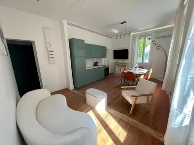 Télévision ou salle de divertissement dans l'établissement Les Capucines