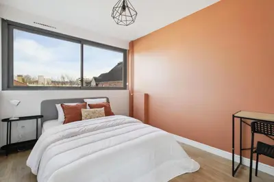 Un ou plusieurs lits dans un hébergement de l'établissement Magnifique Chambre dans une collocation design