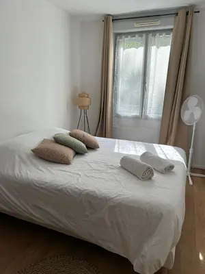 Un ou plusieurs lits dans un hébergement de l'établissement Charmant 2P Cosy Bord de Seine avec terrasse
