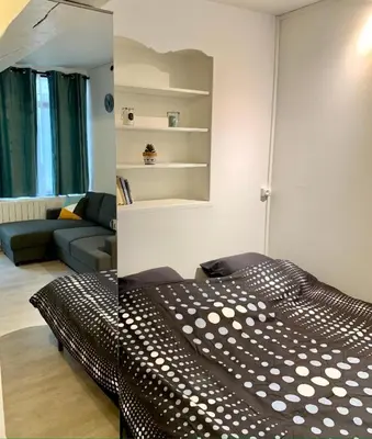 Un ou plusieurs lits dans un hébergement de l'établissement Confortable Studio dans le Centre historique de Rouen - 001