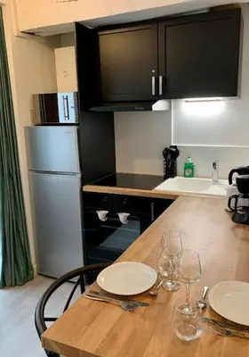 Cuisine ou kitchenette dans l'établissement Confortable Studio dans le Centre historique de Rouen - 001