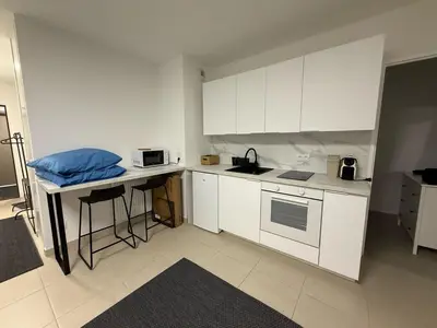 Cuisine ou kitchenette dans l'établissement Studio lumineux avec balcon privé