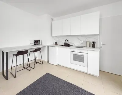 Cuisine ou kitchenette dans l'établissement Studio lumineux avec balcon privé