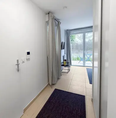 Télévision ou salle de divertissement dans l'établissement Studio moderne avec terrasse privée et parking
