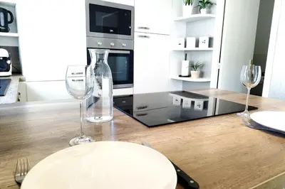 Télévision ou salle de divertissement dans l'établissement Elegant Apartment in the Heart of Chantilly Just Steps from the Château