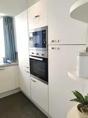 Cuisine ou kitchenette dans l'établissement Elegant Apartment in the Heart of Chantilly Just Steps from the Château