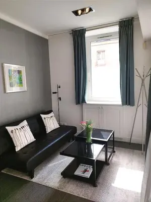 Coin salon dans l'établissement Elegant Apartment in the Heart of Chantilly Just Steps from the Château