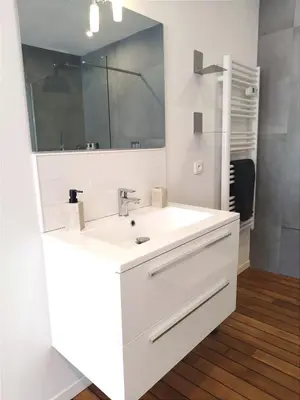 Salle de bains dans l'établissement Elegant Apartment in the Heart of Chantilly Just Steps from the Château