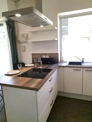 Cuisine ou kitchenette dans l'établissement Elegant Apartment in the Heart of Chantilly Just Steps from the Château