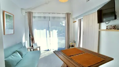 Télévision ou salle de divertissement dans l'établissement La Parenthèse Impressionniste