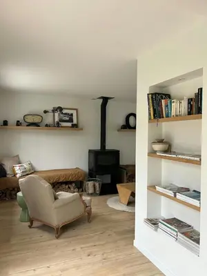 Bibliothèque dans la maison de vacances