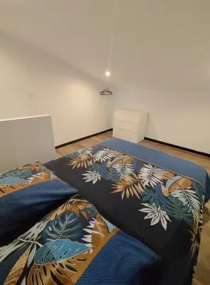Un ou plusieurs lits dans un hébergement de l'établissement Charmant studio mezzanine centre ville