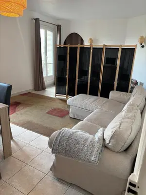 Coin salon dans l'établissement Apartment - 1min to train station - 13min to Paris