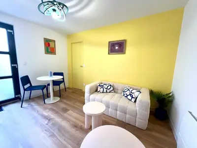 Coin salon dans l'établissement Appartement le Pop Art, à deux pas du Port