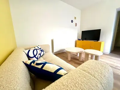Télévision ou salle de divertissement dans l'établissement Appartement le Pop Art, à deux pas du Port
