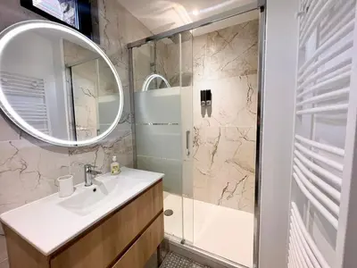 Salle de bains dans l'établissement Appartement le Pop Art, à deux pas du Port