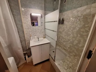 Salle de bains dans l'établissement L'Auberge de la fontaine 