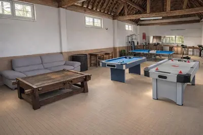 Salle de jeux dans l'établissement L'Auberge de la fontaine 