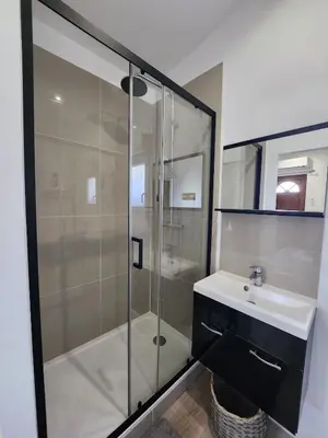 Salle de bains dans l'établissement Charmant studio équipé à Elbeuf