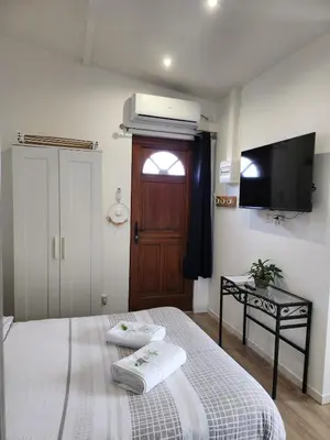 Télévision ou salle de divertissement dans l'établissement Charmant studio équipé à Elbeuf