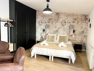 Coin salon dans l'établissement L'Annexe, à deux pas du port