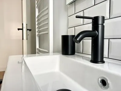 Salle de bains dans l'établissement L'Annexe, à deux pas du port