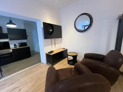 Télévision ou salle de divertissement dans l'établissement L'Annexe, à deux pas du port