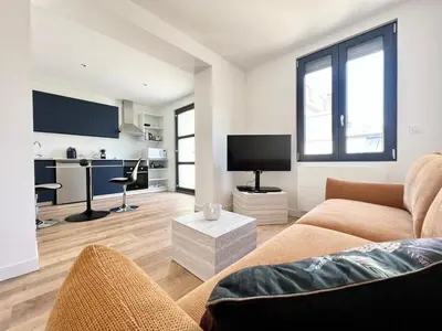 Télévision ou salle de divertissement dans l'établissement Le Hausmanien, à deux pas du port