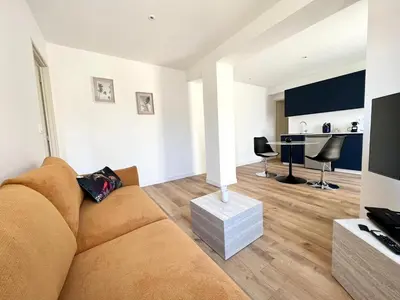 Coin salon dans l'établissement Le Hausmanien, à deux pas du port