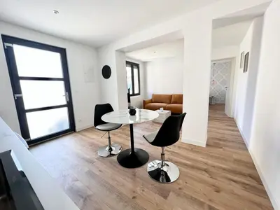 Coin salon dans l'établissement Le Hausmanien, à deux pas du port