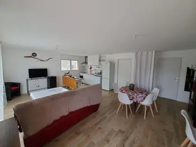 Cuisine ou kitchenette dans l'établissement Jolie maison , jardin privé , classée 3 étoiles