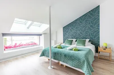 Un ou plusieurs lits dans un hébergement de l'établissement Le Faubourg Saint Martin Loft and Spa 1