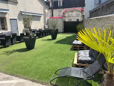 Jardin de l'établissement Le Faubourg Saint Martin Loft and Spa 1