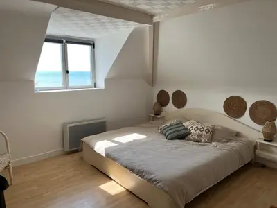 Un ou plusieurs lits dans un hébergement de l'établissement Villa Médaillon, Appartement privé dans villa, vue mer