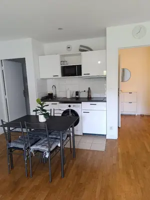 Cuisine ou kitchenette dans l'établissement Appartement Cosy, 30 minutes de Paris