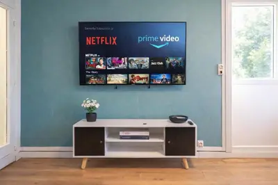 Télévision ou salle de divertissement dans l'établissement La Pause Franche - Familles et pros, parking, 2 sdb, 9 pers