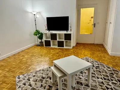 Télévision ou salle de divertissement dans l'établissement Apartment in Cergy Prefecture