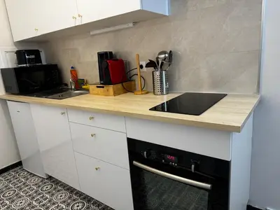 Cuisine ou kitchenette dans l'établissement Apartment in Cergy Prefecture