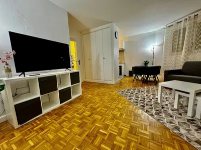 Télévision ou salle de divertissement dans l'établissement Apartment in Cergy Prefecture