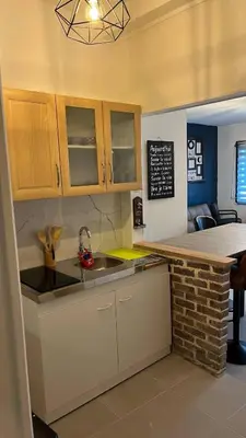 Cuisine ou kitchenette dans l'établissement Joli F1 plein centre de la ville royale d EU