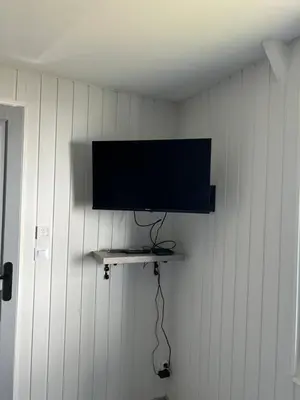 Télévision ou salle de divertissement dans l'établissement La maison au calme