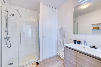 Salle de bains dans l'établissement Les Doux Épis - appt proche gare RER