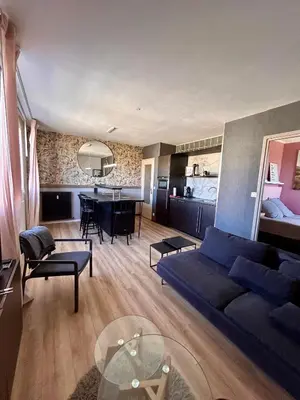 Coin salon dans l'établissement T2 cosy avec parking